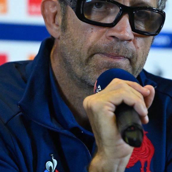 "...lui-même empreint d'un folklore dans lequel il a toujours baigné", poursuit L'Équipe
 
Le sélectionneur de l'équipe de France de rugby Fabien Galthié lors de sa conférence de presse très attendue après l'élimination du XV de France en quarts de finale de Coupe du monde face à l'Afrique du Sud, à Paris, France, le 8 novembre 2023. © Federico Pestellini/Panoramic/Bestimage
