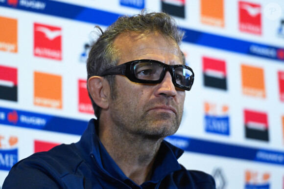 Le sélectionneur de l'équipe de France de rugby Fabien Galthié lors de sa conférence de presse très attendue après l’élimination du XV de France en quarts de finale de Coupe du monde face à l’Afrique du Sud, à Paris, France, le 8 novembre 2023. © Federico Pestellini/Panoramic/Bestimage