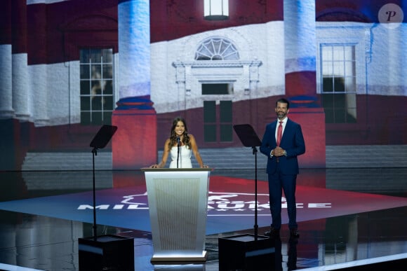 La belle brune a pris la parole lors de la Convention nationale républicaine à Milwaukee et a volé la vedette à son célèbre grand-père. 
Kai Madison Trump, la fille de Donald J. Trump Jr., prend la parole à la Convention nationale républicaine à Milwaukee, Wisconsin, au Fiserv Forum, mercredi 17 juillet.