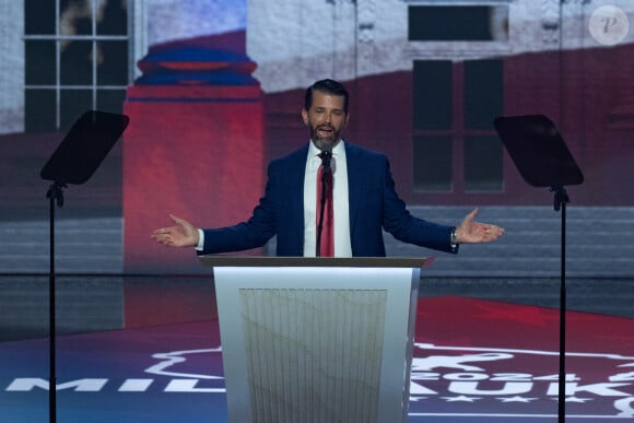 Son père est ensuite venu la rejoindre sur scène sous le regard fier de Donald Trump. 
Donald J. Trump, Jr. prend la parole à la Convention nationale républicaine à Milwaukee, Wisconsin, au Fiserv Forum, mercredi 17 juillet.