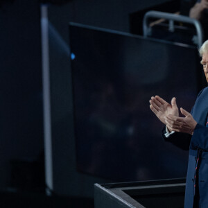 L'adolescente a notamment déclaré face à l'assemblée : "Je parle aujourd'hui pour partager le côté de mon grand-père que les gens ne voient pas souvent. Pour moi, c'est juste un grand-père normal". 
Donald Trump à la Convention nationale républicaine à Milwaukee, Wisconsin, au Fiserv Forum, mercredi 17 juillet.