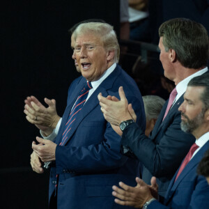 Donald Trump s'affiche au sommet après la tentative d'assassinat
Donald Trump à la Convention nationale républicaine à Milwaukee, Wisconsin, au Fiserv Forum