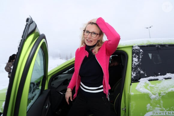 Alexandra Lamy - Les célébrités prennent le volant sur le circuit sur glace Skoda dans le cadre du 27ème festival International du Film de Comédie de l'Alpe d'Huez, le 19 janvier 2023. © Dominique Jacovides / Bestimage 