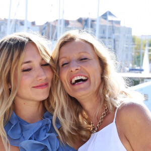 Chloé Jouannet et Alexandra Lamy lors du photocall de la série "Killer Coaster" lors de la 25ème édition du Festival de la fiction de la Rochelle, France, le 13 septembre 2023. © Denis Guignebourg/BestImage 