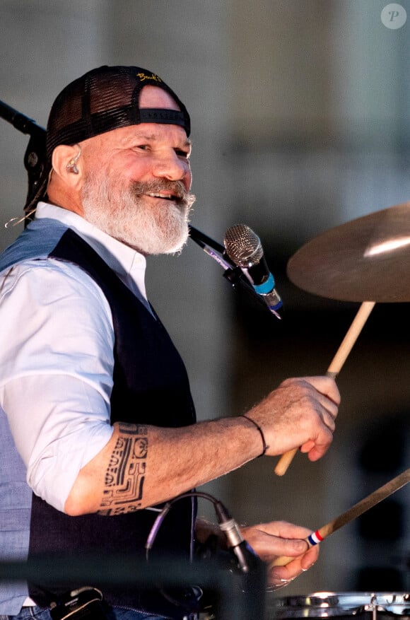 Le grand chef et animateur TV Philippe Etchebest est egalement leader et batteur d'un groupe de rock, "Chef and the Gang", il a organisé pour la fete de la musique un concert devant un de ses restaurants, " Le Quatrieme Mur", qu'il dirige dans le batiment de l'Opera de Bordeaux, le 21 Juin 2024. Patrick Bernard-Thierry David/ Bestimage