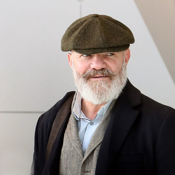 Exclusif - Le chef Philippe Etchebest se rend au salon professionnel des métiers de la bouche "Exphotel" à Bordeaux, France, le 21 novembre 2023, afin de rencontrer et se s'entretenir avec de jeunes chefs et talents des métiers de cuisine. Philippe Etchebest a abandonné son célèbre 4X4 Land Rover trop souvent bloqué dans les embouteillages de Bordeaux en échange d'une moto allemande, pour ses trajets entre ses rendez-vous et ses trois restaurants Bordelais. © Patrick Bernard/Bestimage 