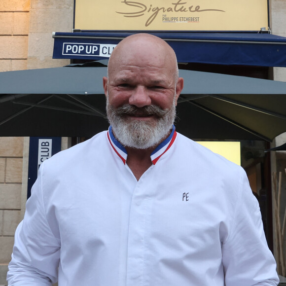 Le chef Philippe Etchebest décline son plat "Signature" en mode street food au sein du Pop Up Club à Bordeaux le 11 septembre 2023. Son envie d'investir la street food n'est pas toute neuve et mûrissait depuis un moment. "C'est un projet que j'avais avant le Covid". À force de voyage, le chef a découvert toutes les possibilités de goûter des plats de qualité dans la rue. Alors, le choix de décliner sa célèbre raviole au foie gras et aux champignons s'est imposé à lui, comme une évidence. Sa raviole, Philippe Etchebest l'a fait rayonner aux quatre coins du monde. "Et c'est un plat qui a beaucoup de succès. Alors pourquoi ne pas l'imaginer à emporter, de manière plus ludique ?". Jusqu'alors réservé aux clients du Quatrième Mur, ce plat est désormais à portée de main. Pour cette première expérience autour de la street food, le chef a réinventé l'ensemble des éléments afin de proposer un plat de restaurant à déguster sur le pouce ou à la maison. Pour l'occasion, Philippe Etchebest a pensé à tout le monde. Ainsi, une version végétarienne 100% champignons sera disponible. © Fabien Cottereau / Bestimage 