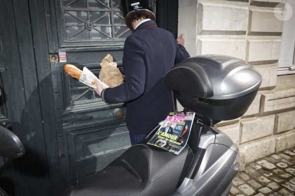 Le scooter a été vendu aux enchères il y a quelques mois
Exclusif - Le célèbre scooter de François Hollande est en vente à l'Etude Rouillac à Vendôme en Indre-et-Loire le 8 avril 2024.