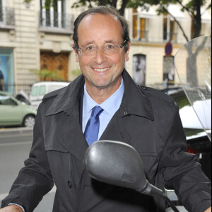 Pour rappel, l'ancien président de la République avait été photographié sur son scooter en bas de chez Julie Gayet rue du Cirque, au jour de l'an 2014
Archives : François Hollande