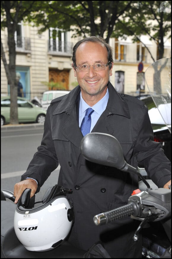 Pour rappel, l'ancien président de la République avait été photographié sur son scooter en bas de chez Julie Gayet rue du Cirque, au jour de l'an 2014
Archives : François Hollande