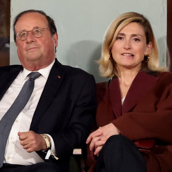 Interviewée sur Mesdames Media, Julie Gayet s'est confiée sur sa relation avec François Hollande, notamment sur le célèbre scooter qui a rendu leur histoire officielle
François Hollande et sa femme Julie Gayet assistent au match opposant C. Alcaraz à S. Tsitsipas lors des Internationaux de France de tennis de Roland Garros 2024 à Paris