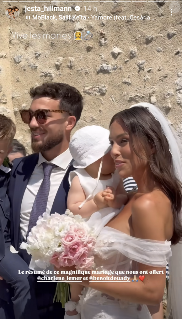 Charlène, Benoit et leurs enfants à la sortie de l'église pendant leur mariage, le 20 juillet 2024