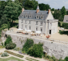 Le lieu de la fête : un château somptueux avec un jardin à la française grandiose. 
Le château loué pour le mariage de Charlène et Benoit, le 20 juillet 2024