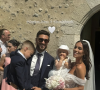 À la sortie de l'église, les jeunes mariés se sont prêtés au jeu des photos, leurs deux enfants dans les bras.
Charlène, Benoit et leurs enfants à la sortie de l'église pendant leur mariage, le 20 juillet 2024