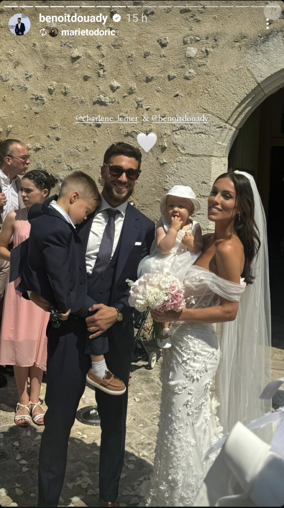 À la sortie de l'église, les jeunes mariés se sont prêtés au jeu des photos, leurs deux enfants dans les bras.
Charlène, Benoit et leurs enfants à la sortie de l'église pendant leur mariage, le 20 juillet 2024