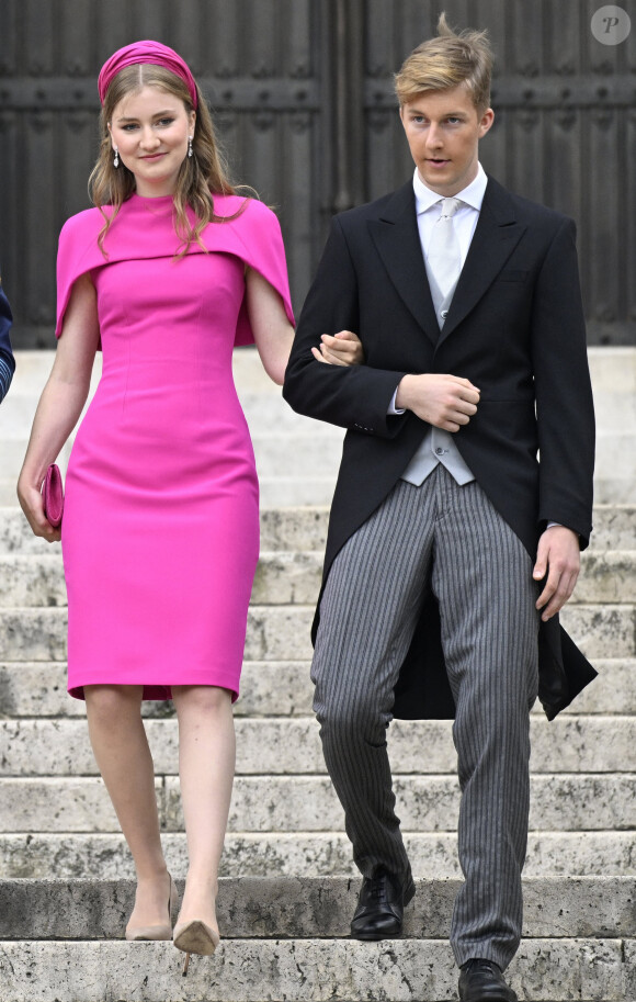 La fille aînée du couple royal n'est pas passée inaperçue : elle était vêtue d'une robe rose fluo et d'un serre-tête assorti, immanquable.
La princesse Elisabeth et le prince Emmanuel lors de la Fête nationale en la cathédrale Saint-Michel-et-Gudule à Bruxelles, le 21 juillet 2024