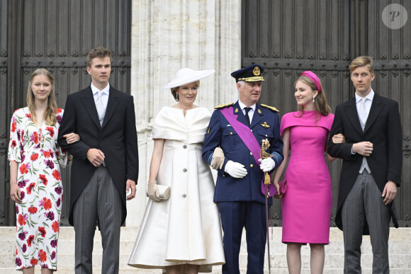 Chaque année, la cérémonie réunit les membres de la famille royale pour une célébration de louanges chantées, à la cathédrale Saints-Michel-et-Gudule.
Le roi Philippe et la reine Mathilde de Belgique, la princesse Elisabeth, le prince Emmanuel, la princesse Eléonore et le prince Gabriel lors de la Fête nationale en la cathédrale Saint-Michel-et-Gudule à Bruxelles, le 21 juillet 2024