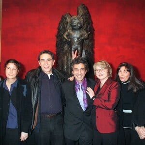 Dans les années 70, c'est Stella, leur maman, qui avait accompli ce don...Richard Berry, son frère Philippe, sa soeur Marie avec leurs parents et la fille de Richard, Coline, et Josiane Balasko au vernissage des sculptures de Philippe Berry.