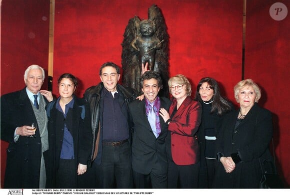 Dans les années 70, c'est Stella, leur maman, qui avait accompli ce don...Richard Berry, son frère Philippe, sa soeur Marie avec leurs parents et la fille de Richard, Coline, et Josiane Balasko au vernissage des sculptures de Philippe Berry.