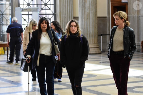 Marie Berry (à gauche) a été un soutien indéfectible à son frère dans l'épreuve judiciaire qu'il vient de traverser.Marie Berry (soeur de Richard Berry), Joséphine Berry (fille de Richard Berry), Pascale Louange (femme de Richard Berry) - Arrivées au procès en diffamation de Coline Berry envers Jeane Manson au tribunal de Lyon. Le 7 mai 2024