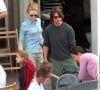 Les deux stars ont également adopté ensemble deux enfants Isabelle et Connor.
Nicole Kidman et Tom Cruise avec leurs enfants adoptigs Isabella et Connor.