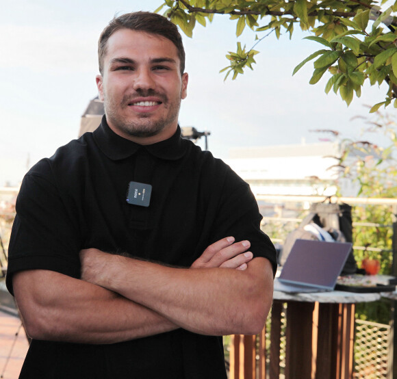 Exclusif - Rencontre avec le joueur de rugby Antoine Dupont à la Tour Eiffel à Paris. Le 14 juillet 2024 © Jonathan Rebboah / Panoramic / Bestimage