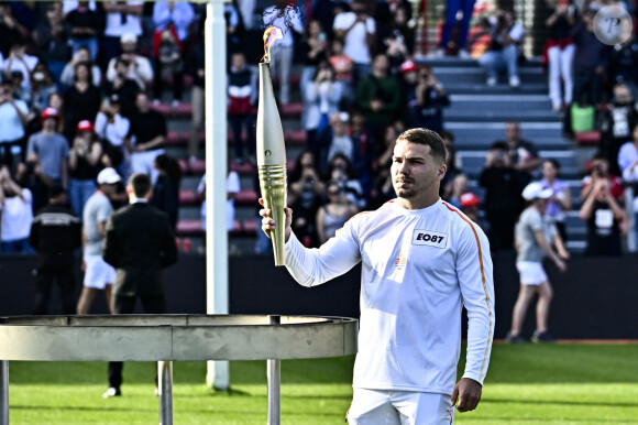 Antoine Dupont allume Le Chaudron Olympique - La Flamme Olympique (JO 2024) arrive en Haute-Garonne et traverse la Ville de Toulouse et finit dans le stade d'Ernest-Wallon le 17 mai 2024. © Thierry Breton / Panoramic / Bestimage