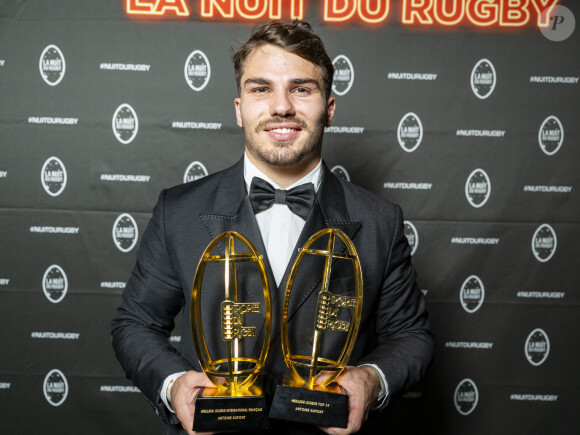 Une vidéo d'Antoine Dupont avec les danseuses du Moulin Rouge fait le buzz sur les réseaux sociaux
 
Antoine Dupont - Soirée de la 19ème édition de la Nuit du Rugby à l'Olympia, Paris le 20 novembre 2023.La Nuit du rugby est une cérémonie organisée chaque année depuis 2004 sous l'égide de la Ligue nationale de rugby en collaboration avec Provale et TECH XV, pour récompenser les acteurs du rugby professionnel français qui se sont distingués lors des championnats de France de rugby Top 14 et Pro D2. © Pierre Perusseau/Bestimage