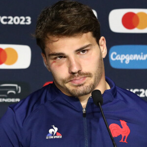 "Antoine Dupont et l'équipe de rugby à 7 en pleine danse avec les danseuses du moulin rouge !", s'amuse un internaute
 
Antoine Dupont. (Credit Image: © Mickael Chavet/ZUMA Press Wire)