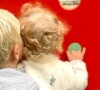 Une adorable petite fille aux cheveux blonds et bouclés 
Ophélie Meunier partage une belle photo de ses deux enfants Joseph et Valentine.