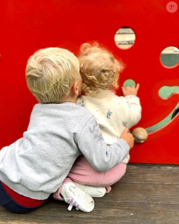 Une adorable petite fille aux cheveux blonds et bouclés 
Ophélie Meunier partage une belle photo de ses deux enfants Joseph et Valentine.