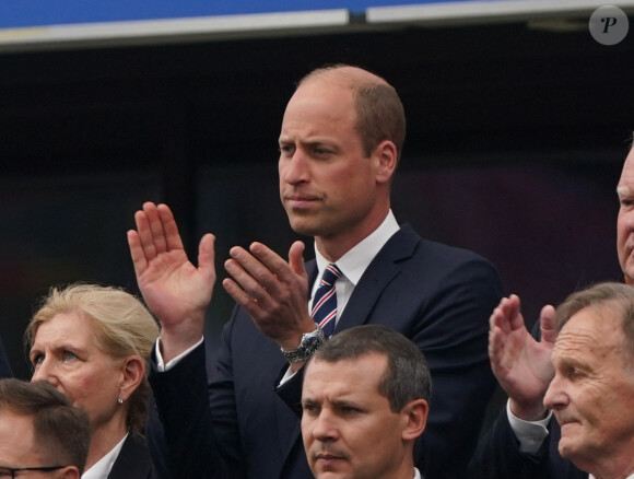 Quelques jours après cette déception, voilà que le Palais de Kensington a fait une annonce de taille. 
Prince William lors du match opposant l'Angleterre au Danemark le 20 juin 2024 dans le cadre de l'Euro 2024 © EURO 2024 News Pool (ENP)/MirrorPix/Bestimage