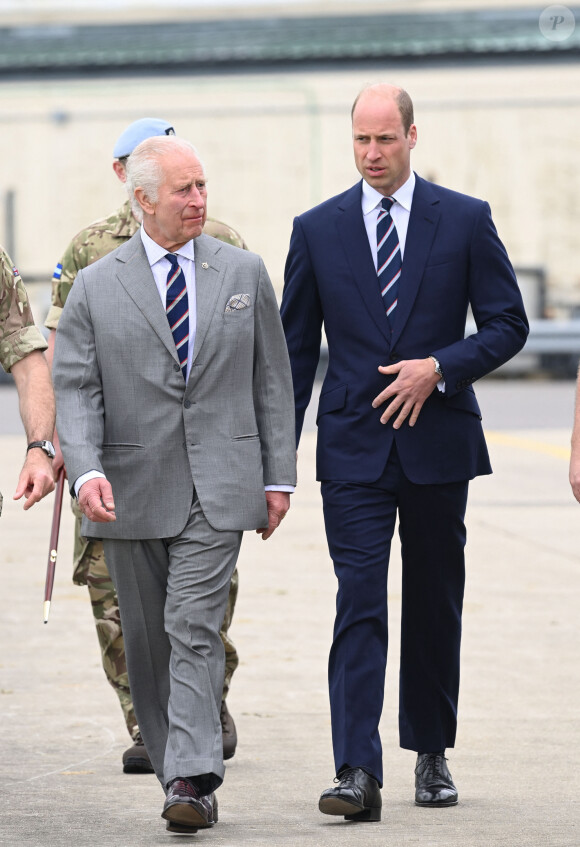 Le roi Charles III d'Angleterre remet officiellement le rôle de colonel en chef de l'Army Air Corps au prince William, prince de Galles à la base militaire Army Aviation Center de Middle Wallop, Hampshire, Royaume Uni, le 13 mai 2024. © Justin Goff/GoffPhotos/Bestimage 