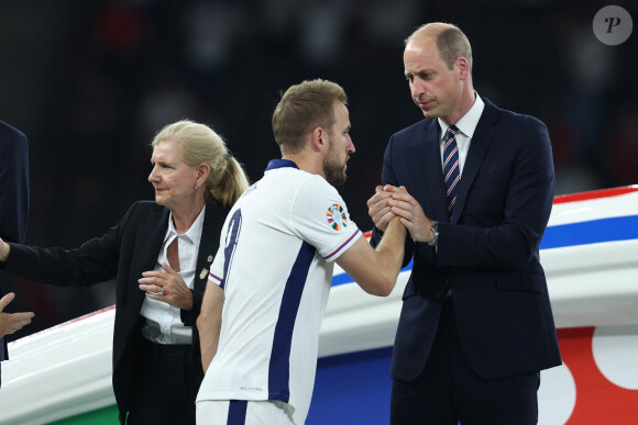 Le futur roi d'Angleterre gardera quand même une fonction honorifique au sein de la Fédération. 
Harry Kane sert la main du prince William après la finale de l'Euro 2024 à Berlin, Allemagne Picture: Paul Terry / Sportimage © Paul Terry/Sportimage/Cal Sport Media/Bestimage