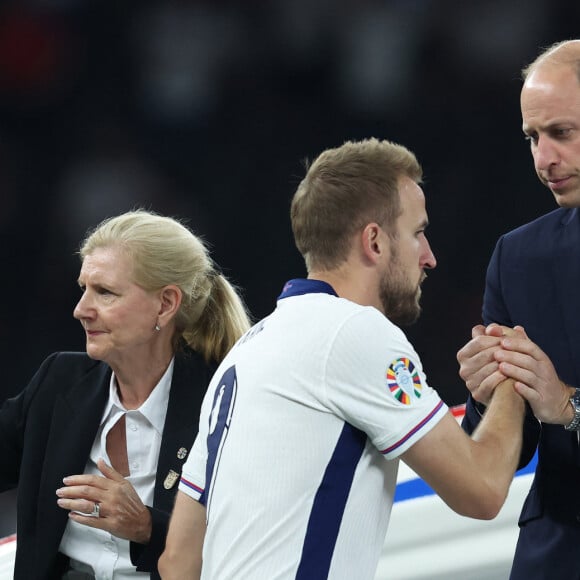 Le futur roi d'Angleterre gardera quand même une fonction honorifique au sein de la Fédération. 
Harry Kane sert la main du prince William après la finale de l'Euro 2024 à Berlin, Allemagne Picture: Paul Terry / Sportimage © Paul Terry/Sportimage/Cal Sport Media/Bestimage