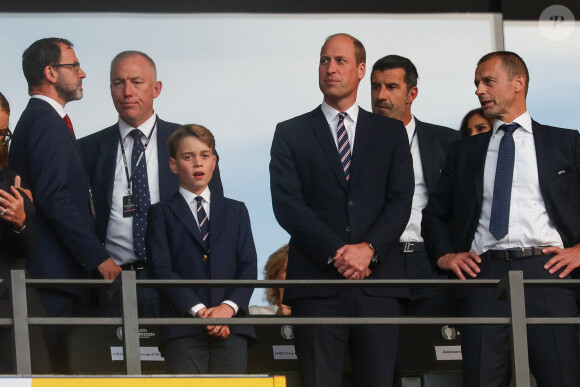 Le prince William, prince de Galles, avec le prince George de Galles, et le roi Felipe VI d'Espagne avec l'infante Sofia dans les tribunes lors de la finale de l'Euro 2024 "Espagne - Angleterre" à l'Olympiastadion à Berlin, le 14 juillet 2024. 