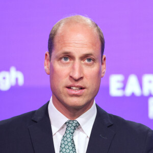 Le prince William, prince de Galles, portant une cravate recyclée, et Bill Gates, fondateur de Breakthrough Energy, visitent l'Innovation Showcase au Breakthrough Energy Summit à Londres, le 27 juin 2024.