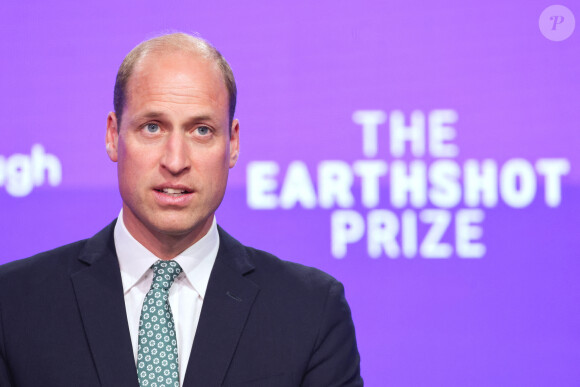 Le prince William, prince de Galles, portant une cravate recyclée, et Bill Gates, fondateur de Breakthrough Energy, visitent l'Innovation Showcase au Breakthrough Energy Summit à Londres, le 27 juin 2024.