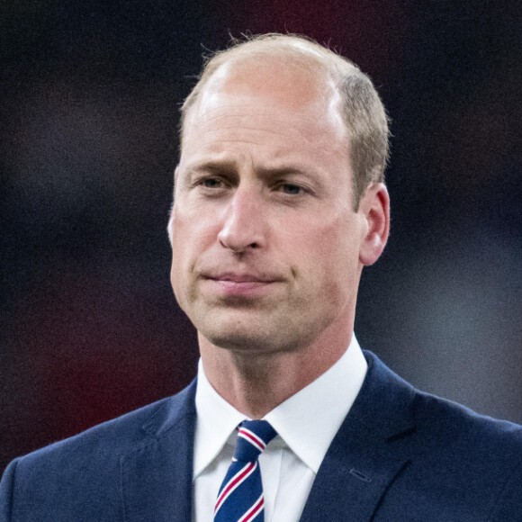 Le prince William est très sollicité vu sa fonction de choix. 
Le prince William, prince de Galles, avec le prince George de Galles, et le roi Felipe VI d'Espagne avec l'infante Sofia dans les tribunes lors de la finale de l'Euro "Espagne - Angleterre" à l'Olympiastadion à Berlin.