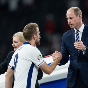 Le prince William, prince de Galles, avec le prince George de Galles, et le roi Felipe VI d'Espagne avec l'infante Sofia dans les tribunes lors de la finale de l'Euro 2024 "Espagne - Angleterre" à l'Olympiastadion à Berlin, le 14 juillet 2024.  Le prince William et le prince George dans les tribunes lors de la finale de l'Euro 2024 "Espagne - Angleterre" à l'Olympiastadion à Berlin.