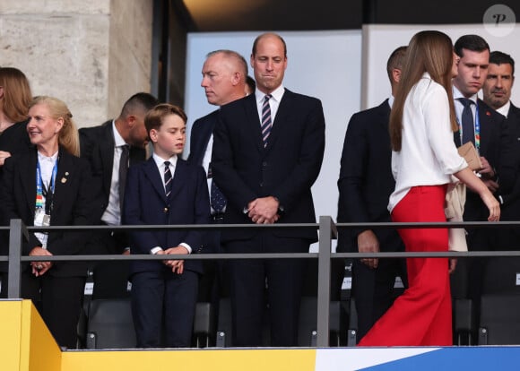 Le prince William, prince de Galles, avec le prince George de Galles, et le roi Felipe VI d'Espagne avec l'infante Sofia dans les tribunes lors de la finale de l'Euro 2024 "Espagne - Angleterre" à l'Olympiastadion à Berlin, le 14 juillet 2024.