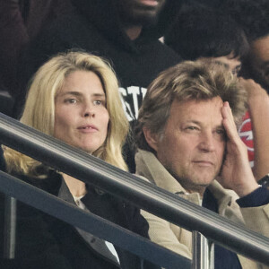 Une belle histoire d'amour qui n'a pas été évidente au début
Alice Taglioni et son compagnon Laurent Delahousse dans les tribunes de la demi-finale retour de Ligue des champions entre le PSG face au Borussia Dortmund (0-1) au Parc des Princes à Paris le 7 mai 2024