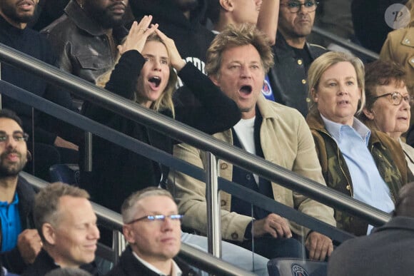 Alice Taglioni et son compagnon Laurent Delahousse et Hélène Darroze dans les tribunes de la demi-finale retour de Ligue des champions entre le PSG face au Borussia Dortmund (0-1) au Parc des Princes à Paris le 7 mai 2024