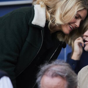 Alice Taglioni et son compagnon Laurent Delahousse dans les tribunes de la demi-finale retour de Ligue des champions entre le PSG face au Borussia Dortmund (0-1) au Parc des Princes à Paris le 7 mai 2024