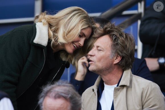 Alice Taglioni et son compagnon Laurent Delahousse dans les tribunes de la demi-finale retour de Ligue des champions entre le PSG face au Borussia Dortmund (0-1) au Parc des Princes à Paris le 7 mai 2024