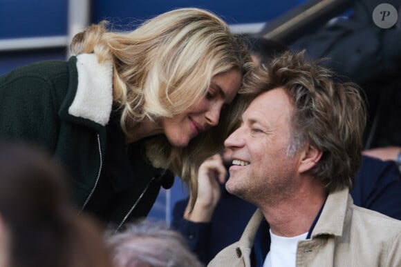 Alice Taglioni et son compagnon Laurent Delahousse dans les tribunes de la demi-finale retour de Ligue des champions entre le PSG face au Borussia Dortmund (0-1) au Parc des Princes à Paris le 7 mai 2024