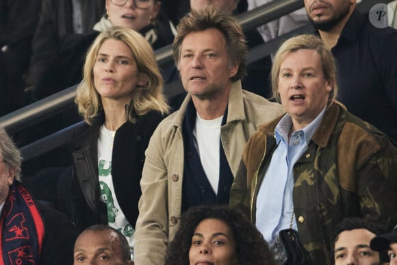 Alice Taglioni, Laurent Delahousse et Hélène Darroze dans les tribunes de la demi-finale retour de Ligue des champions entre le PSG face au Borussia Dortmund (0-1) au Parc des Princes à Paris le 7 mai 2024