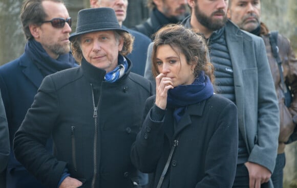 Exclusif - Charles Berling et la comédienne Pauline Cheviller - Cérémonie des obsèques de Anna Karina en la chapelle de l'Est au cimetière du Père Lachaise à Paris. Le 21 décembre 2019 