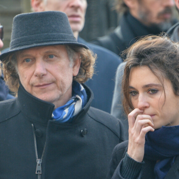 Exclusif - Charles Berling et la comédienne Pauline Cheviller - Cérémonie des obsèques de Anna Karina en la chapelle de l'Est au cimetière du Père Lachaise à Paris. Le 21 décembre 2019 