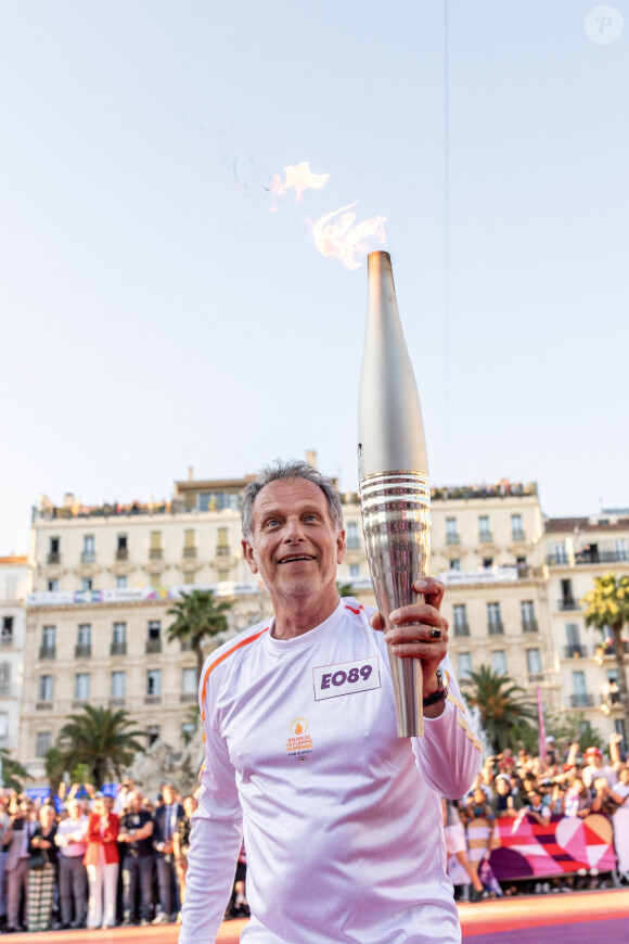 L'acteur français et directeur du théâtre Liberté Charles Berling dernier porteur de la flamme olympique des JO de Paris 2024 dans le Var allume la vasque à Toulon, Var, France, le 10 mai 2024. © Florian Escoffier/Nice Matin/Bestimage 